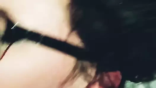 Seksi dövmeli orta yaşlı seksi kadın sert orgazm oluyor