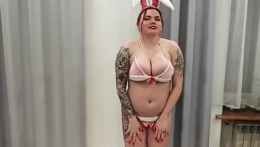 Büyük Göğüslü Tavşan, ağzından Sertçe Sikiştiriliyor, Içinde Yalama Testisleri Ve Bir Tetik Var.