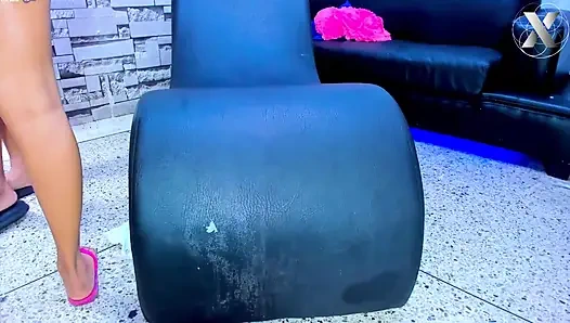 O kadar derine bastırıyor ki boynum şişiyor - görünür bir şişkinlik