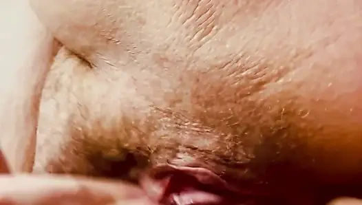 Amcığım fışkırtana kadar sıkı götümü parmaklıyorum