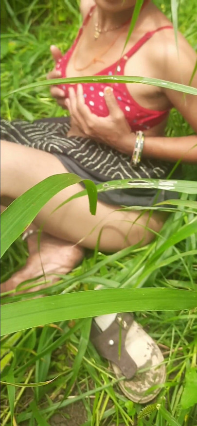 Devar ne bhabhi ko khet me bha bhi mukhbhum lauda chuswakar ke unke saath romance kiya open mein | Klip 1