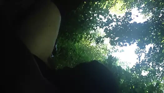 Un bocchino in mezzo al parco da una Puttana