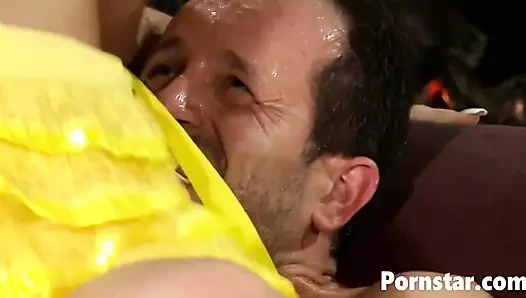 Minyon Nikki Sweet sıkı götünü büyük bir yarakla dolduruyor