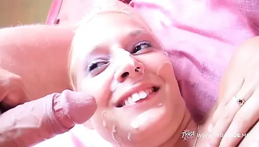 Siyah elbiseli sarışın bakış açısıyla sakso çekiyor ve sert anal seks yapıyor