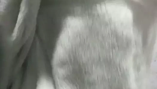 Desi kız havlusunu kaldırıyor