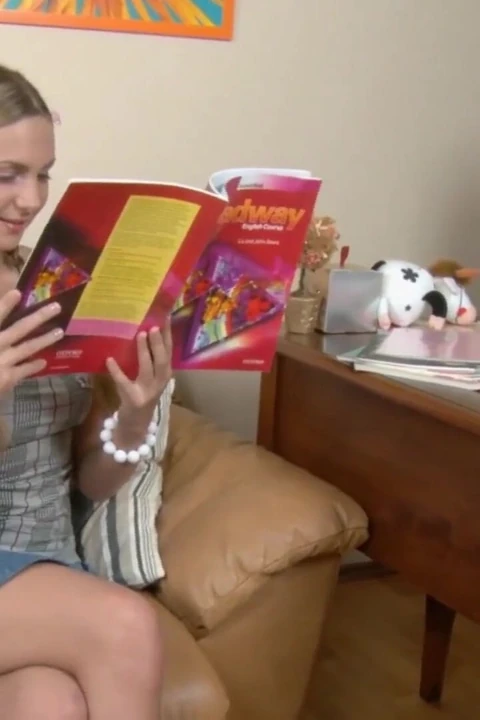 Sevgilisi sıkı götünü sikerken ateşli kız bacaklarını açıyor