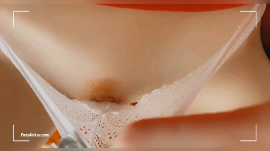 Külot mastürbasyon minyon kız. şeffaf külot, kıllı amını ovuşturarak orgazm oluyor. kırmızı ve sıkı