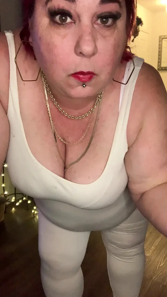 Kırmızı topuklu dumanlı güzellik