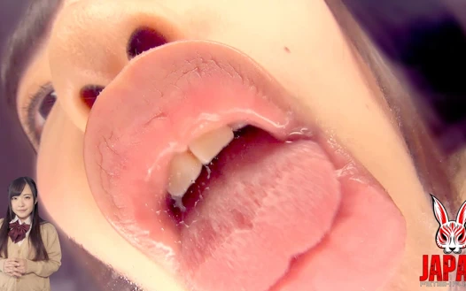 Sınıf idol bakış açısı: Yukari Miyazawa'nın ıslak Fransız öpücüğü masada öğütürken yüzünü kalın tükürükle sular altında kalıyor.