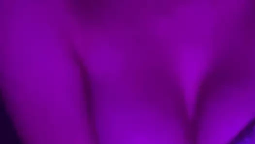 Azgın genç kız yarağını hayal ederken kendini parmaklıyor