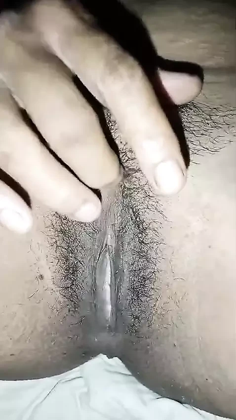 Hintli evli kadın amcığını gösteriyor