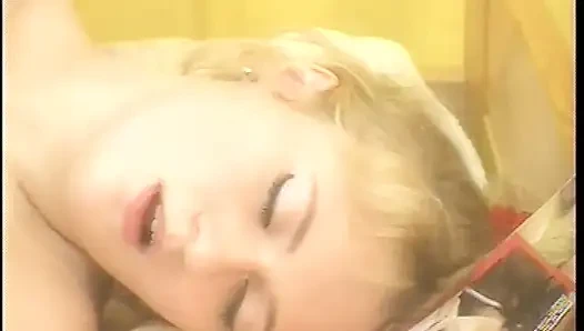 Sarışın genç kız odasında büyük bir yarak hayal ediyor ve bir tane alıyor!