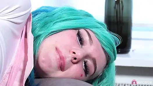 Seksi leyla lure ıslak tıraşlı amına dildo sokuyor.