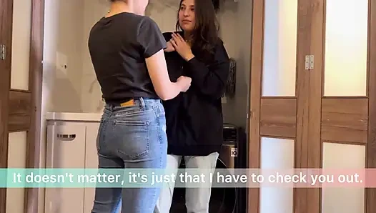 Komşumu çamaşır makinesinde sikiyorum, parmaklarımı ıslak ve dar girişe sokuyorum