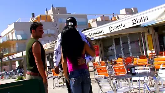 Sıcak Alman kızlar kahrolası üzerinde the plaj ile iki sert horoz dudes