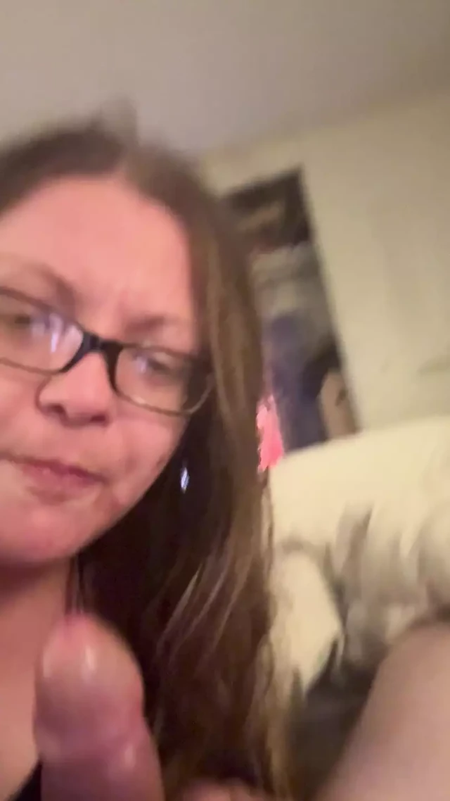 Хорошая папочкина девочка сосет член