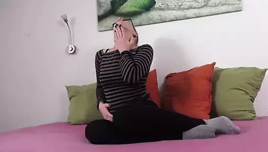 O izlenir ve pov filme edilirken seksi alman esmer en sevdiği yapay penis ile cinsel isteklerini özgürce serbest bırakır