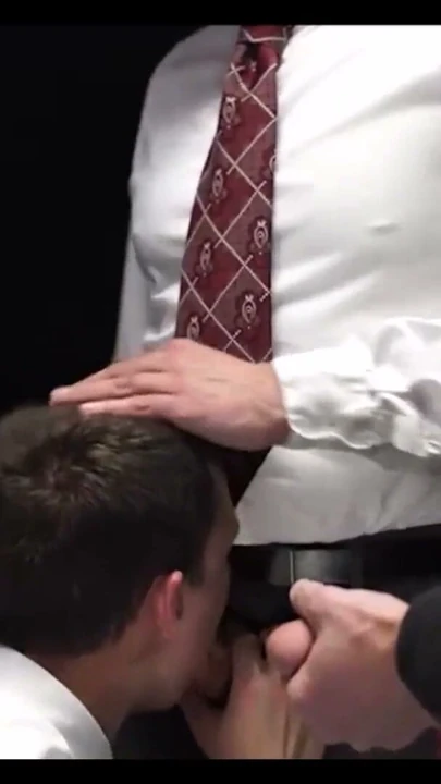 Mormon Twink Karanlık Gizli Odada Üç Adamı Emiyor | Bölüm 2