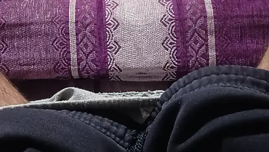 Oturma odasında mastürbasyon yapıyor ve harika bir şekilde boşalıyor.