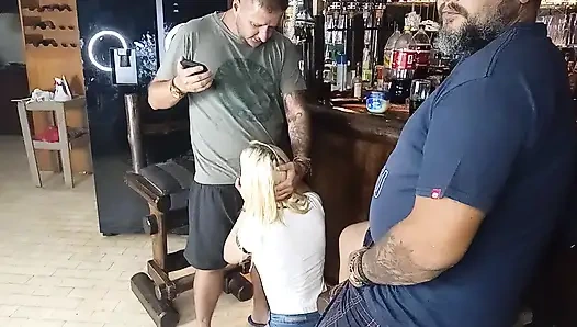 Erkek arkadaşı ve en iyi arkadaşı tarafından yüzü sikiliyor