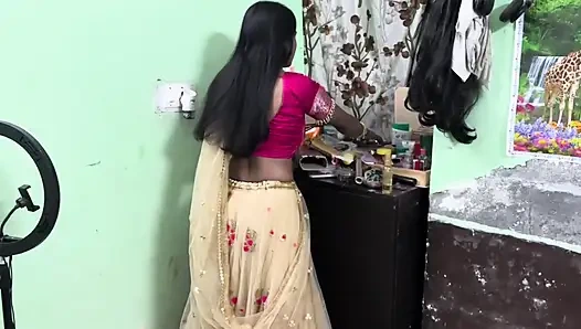 Komşu Komal'ı onu parmaklarken gördü, arazisini tuttu ve altına çekti, sonra üstüne işedi