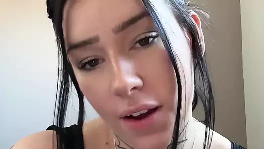 Büyük memeli İngiliz genç asmr striptiz