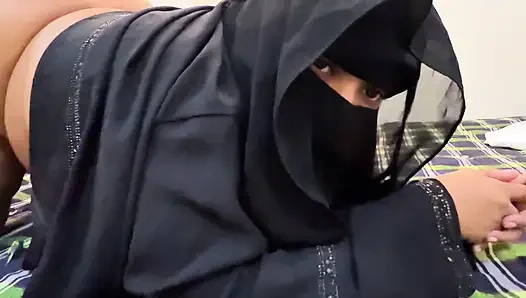 Хиджаб Никаб и Абая носить саудовскую большую задницу и большие сиськи, 20-летняя горячая студентка хочет анальный трах