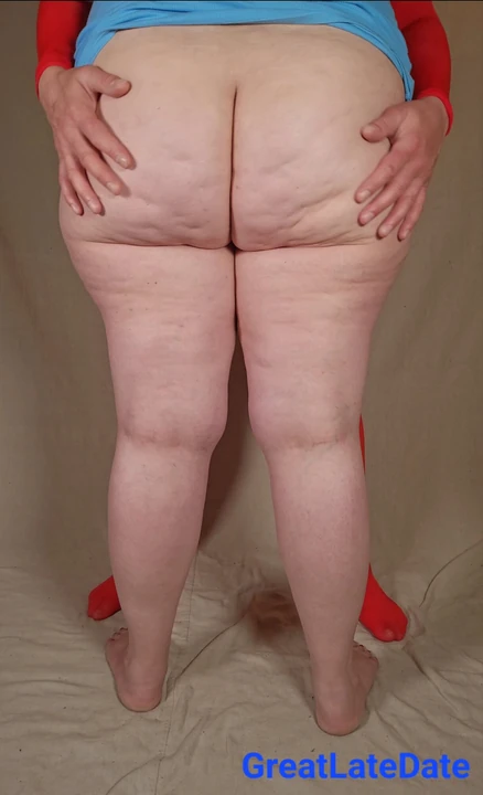 Толстушку схватили за задницу