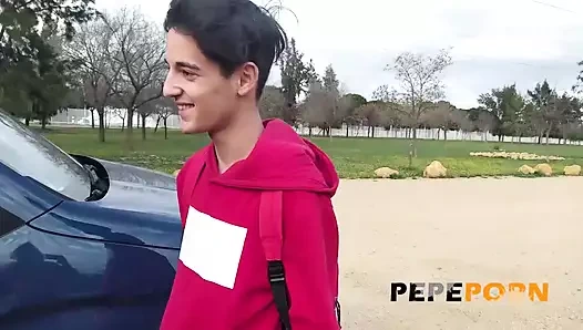 Orta yaşlı seksi kadın Lydia genç yarakları sıkıyor: ateşli annemz için zar zor deneyimli bir çaylak!