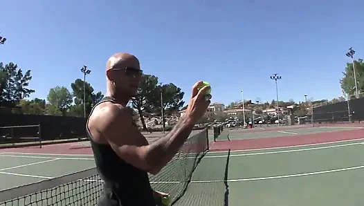 Ateşli sarışın kız tenis kulübünde sikiliyor