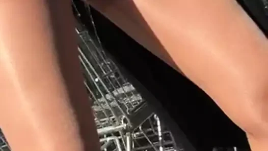 Süpermarketin önünde naylon çorap işemek