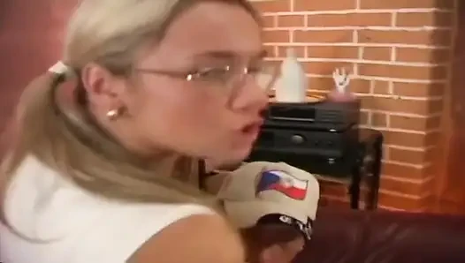 Azgın sarışın hatun sert sikiliyor ve yüzüne boşalma