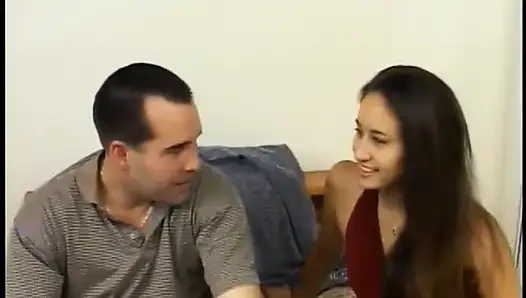 Asyalı sürtük her pozisyonda bir adamla sikişiyor