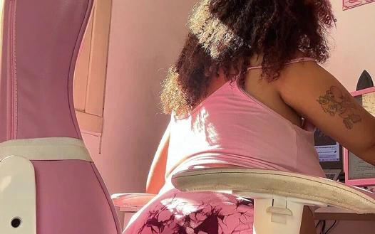 Tombul iri güzel kadın bilgisayarda çalışırken osuruyor