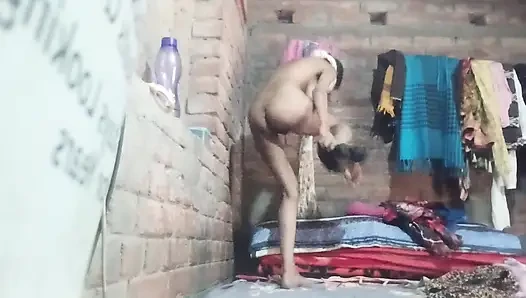 Ayakta çıplak dans ediyor, göğüsleri ve kıllı amcığı sallıyor, mükemmel memeler ve amcık yakın çekim.