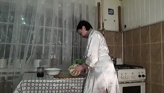 Büyük memeli seksi dağınık ev hanımı! 31 TALIMATı! Göğüsleri yemekle kaplıyor!