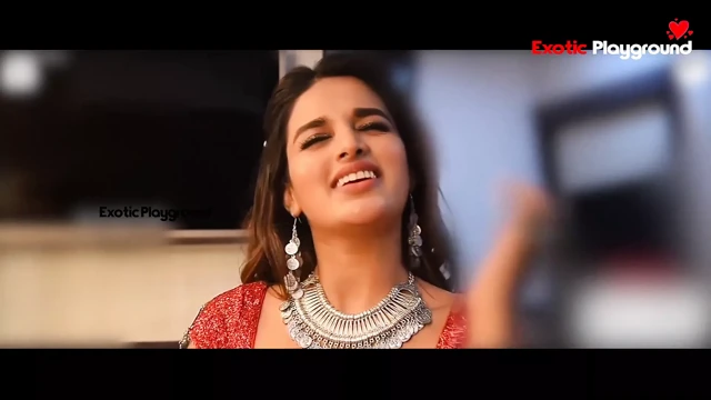 aktris nidhi aggarwal göğüsleri gösterir