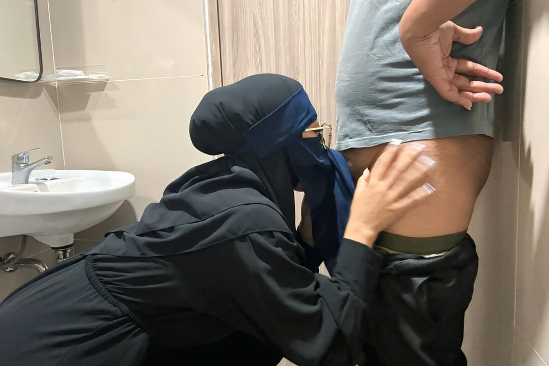 Çıplak kız banyoda mastürbasyon yapıyor