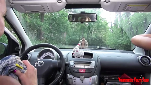 Мама и дочка вылезают на улицу от их пасынок