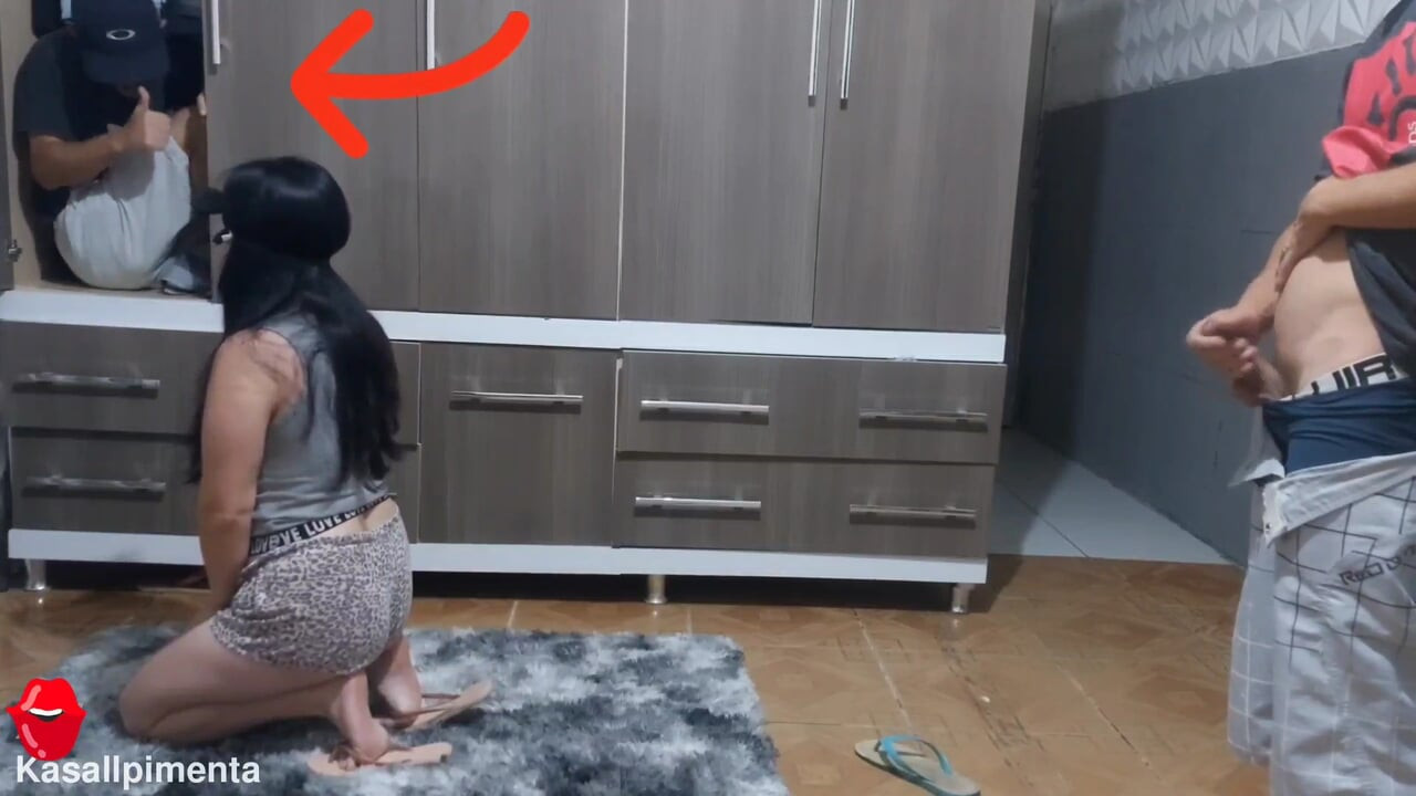 Aldatan gözleri bağlı evli kadın arkadaşımla gardıropta