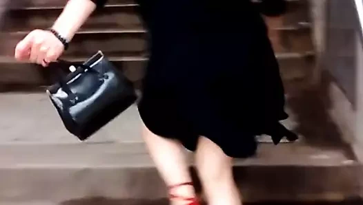 Karımın sevimli bacakları, aptalca davranıyor....