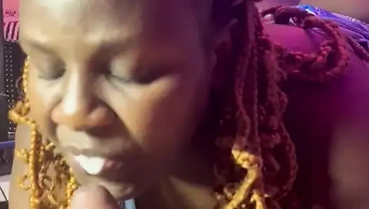 Ona derin gırtlak öpücüğü veriyor