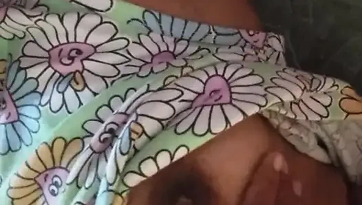 Büyük memeli ve ıslak amcıklı dildo şehveti ile banyo odasında Sri Lankalı kız musterbasyonu