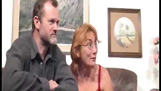 Üçlü Eğlence - Büyük Memeli Ve Tombul Vücutlu Esmer Sarışın Kaslı Adam Tarafından Sert Sikiliyor