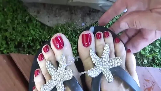 Birini ayak parmaklarına sürterek