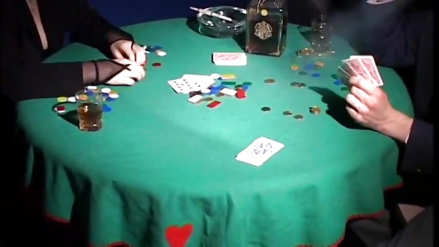 Adam bir sürtüğü pokerden sonra kazanıyor ve onu masada sikiyor