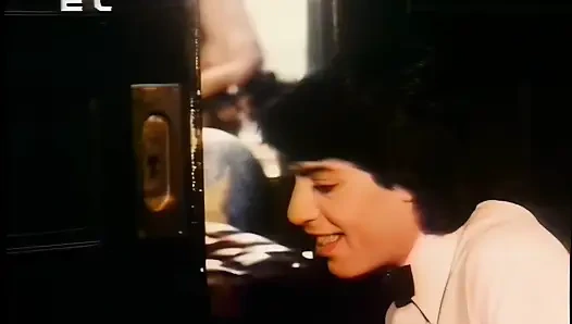 Dim İtalyan ışıklarının altında şehvetli sikişiyor