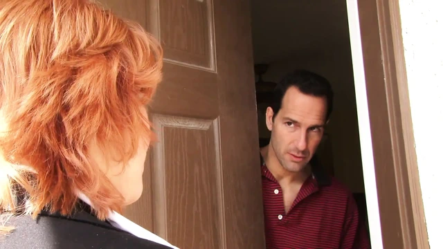 Yaramaz olgun genç bir adam tarafından sikiliyor