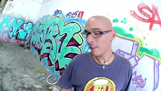 Blonde Milf in der Lagerhalle gefickt