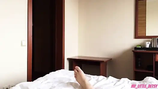 Döllü büyük memeli kız erkek arkadaşını aldattı ve yüzüne büyük bir boşalma alıyor